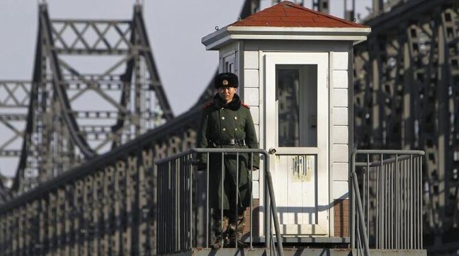 Ein chinesischer Soldat bewacht die Brücke am Grenzfluss zu Nordkorea. Foto: How Hwee Young
