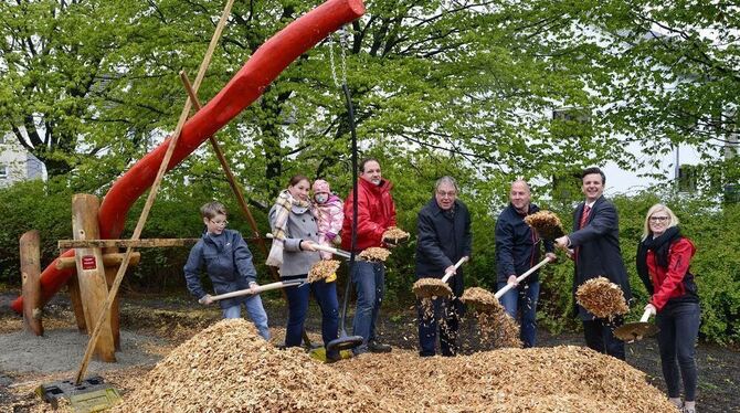 Kinder, Eltern, Vertreter der Stadt und der Firma Scholpp Kran & Transport GmbH sowie Bezirksbürgermeister Thomas Keck griffen