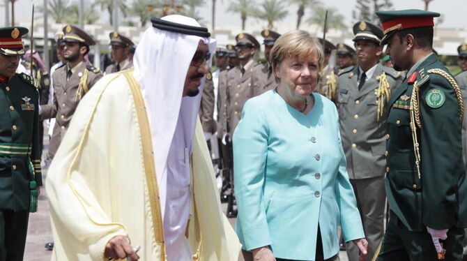 Bundeskanzlerin Angela Merkel (CDU) wird in Dschidda vom König des Königreichs Saudi-Arabiens, Hüter der Heiligen Stätten, Salma