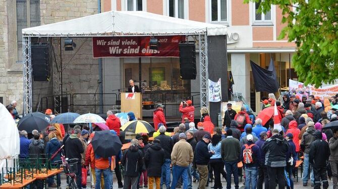 Verregnet, aber mit kämpferischen Reden: die Maikundgebung auf dem Reutlinger Marktplatz.