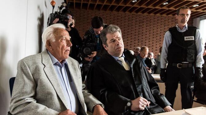 Der 85-jährige Angeklagte sitzt in Bad Säckingen im Amtsgericht neben seinem Verteidiger.