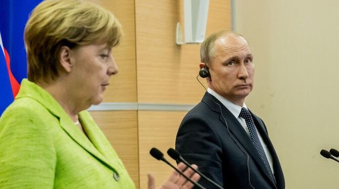 Bundeskanzlerin Angela Merkel spricht neben dem russischen Präsidenten Wladimir Putin während einer Pressekonferenz in Sotschi.