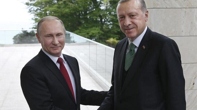 Der russische Präsident Wladimir Putin (l) und der türkische Präsident Recep Tayyip Erdogan in Sotschi. Foto: Yuri Kochetkov