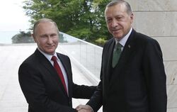 Der russische Präsident Wladimir Putin (l) und der türkische Präsident Recep Tayyip Erdogan in Sotschi. Foto: Yuri Kochetkov