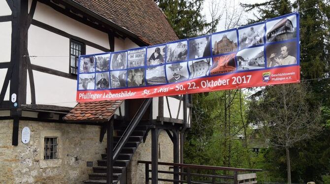 Noch etwas verkrumpelt lädt das Banner am Schlössle zur neuen Museumssaison. FOTO: BARAL