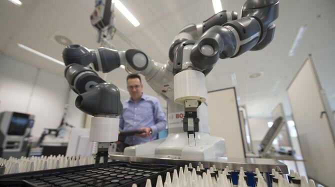 Ein Mitarbeiter des Robotiklabors von Bosch arbeitet in Renningen (Baden-Württemberg) auf dem Bosch Forschungscampus mit dem ler