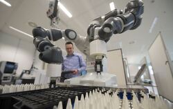 Ein Mitarbeiter des Robotiklabors von Bosch arbeitet in Renningen (Baden-Württemberg) auf dem Bosch Forschungscampus mit dem ler