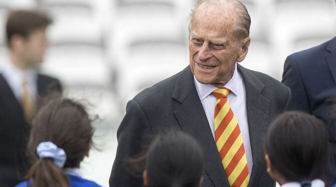 Der britische Prinz Philip besucht in London ein Kricket-Stadion. Foto: Victoria Jones/PA Wire/dpa