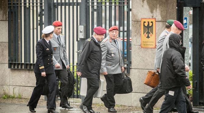 Soldaten sind in Berlin auf dem Weg ins Bundesverteidigungsministerium. Verteidigungsministerin Ursula von der Leyen (CDU) triff