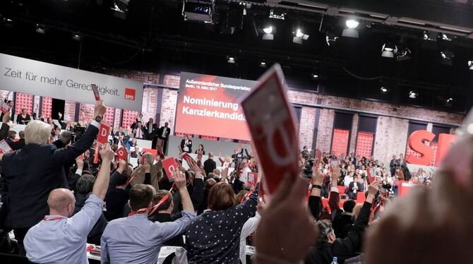 ARCHIV. Delegierte halten bei der Wahl von Martin Schulz als SPD-Parteichef und Kanzlerkandidat in Berlin beim SPD-Sonderparteit