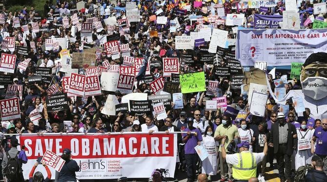 ARCHIV - Zahlreiche Menschen nehmen in Los Angeles (USA) an einer Demonstration gegen die Geplante Gesundheitsreform von US-Präs