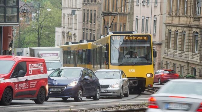 Die Blechlawine steht in Stuttgart, und verpestet die Luft.
