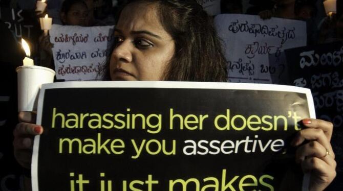 Eine Aktivistin der Indian Women Rights demonstriert in Bangalore gegen die Vergewaltiger. Foto: Jagadeesh Nv/Archiv