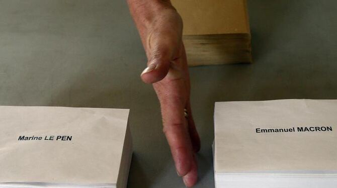 Ein Wahlhelfer bereitet Stimmzettel für die Stichwahl vor. Foto: Bob Edme