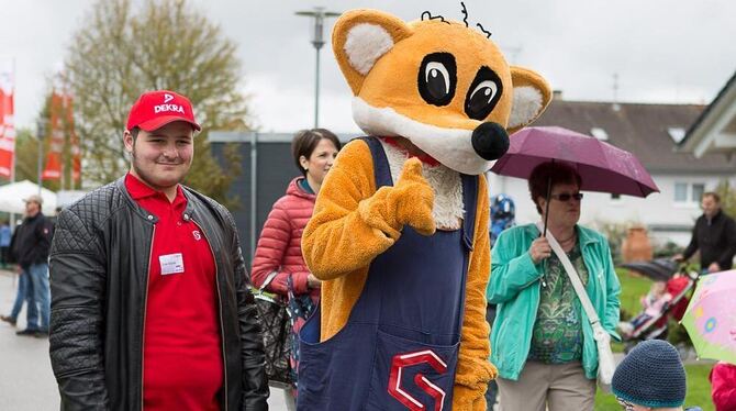 Erinnerungsfotos mit dem Maskottchen Eddi.