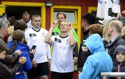 Comedian Oliver Pocher zelebrierte seinen  Auftritt beim Promi-Kick, dahinter Silvio Meißner und Timo Hildebrand.