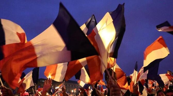 Macron-Anhänger feiern vor dem Louvre in Paris. Foto: Michael Kappeler