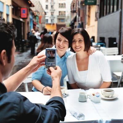 Das Design des Palm Zire 71 Handhelds integriert einen Slider, der die Digitalkamera hervorbringt und beim Öffnen aktiviert. Nac