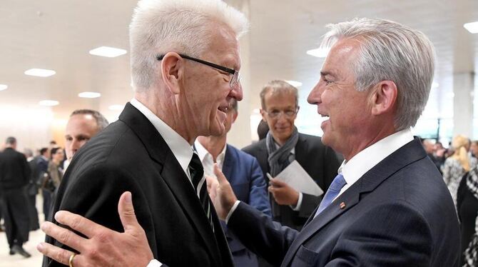 Thomas Strobl (rechts), Vorsitzender der baden-württembergischen CDU, gratuliert Winfried Kretschmann (Bündnis 90/Die Grünen) 20