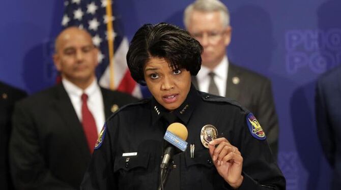 Die Polizeichefin von Phoenix, Jeri L. Williams, informiert bei einer Pressekonferenz über die Festnahme des mutmaßlichen Neu