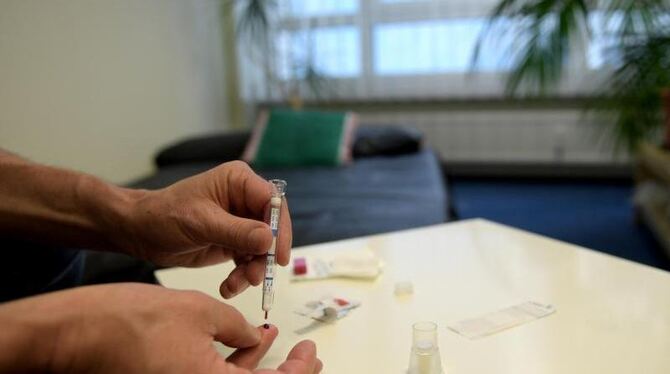 Ein Mann führt einen HIV-Heimtest durch: Was in Großbritannien und Frankreich schon legal ist, könnte auch in Deutschland bal