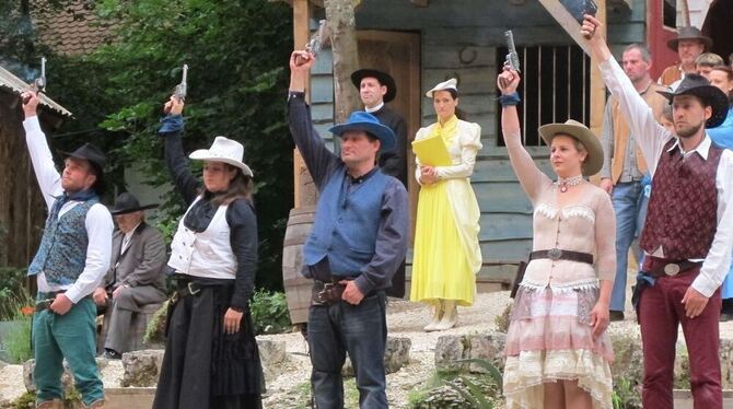 Schusswaffen, wie schon einmal im Cowboystück, spielen auch im Krimi im Naturtheater Hayingen eine Rolle. GEA-Archivfoto: Cantrè