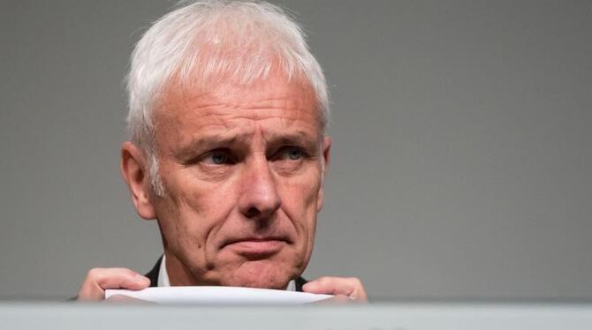 Sorgenvolle Miene: VW-Chef Matthias Müller bei der Hauptversammlung. Foto: Peter Steffen