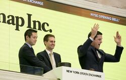 Die beiden Unternehmensgründer Evan Spiegel (M) und Bobby Murphy (l) läuten im März die Eröffnungsglocke der New Yorker Börse