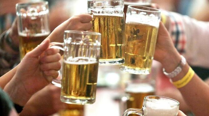 Prost auf einem Volksfest.