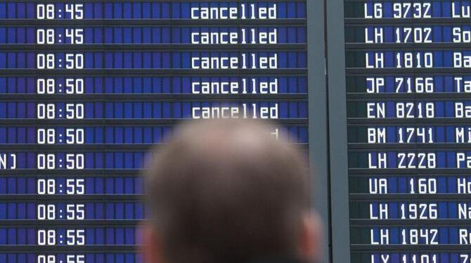 Fluggesellschaften müssen ihre Kunden mindestens zwei Wochen vorher informieren, wenn ein Flug annulliert wird. Foto: Armin W