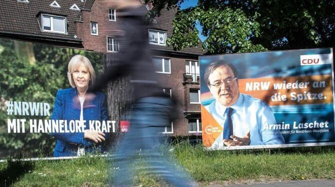 Wahlplakate der nordrhein-westfälischen Ministerpräsidentin Hannelore Kraft und des CDU-Spitzenkandidaten Armin Laschet in Dü