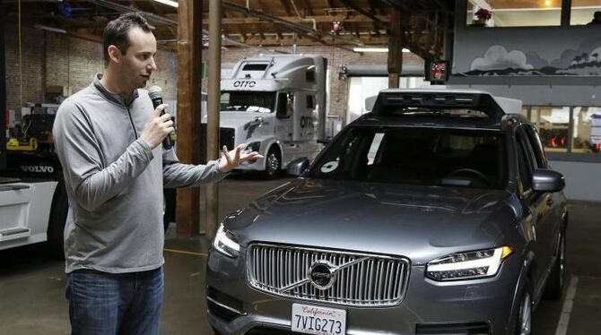 Anthony Levandowski spricht in San Francisco über das selbstfahrende Auto, das Uber testet. Foto: Eric Risberg/Archiv