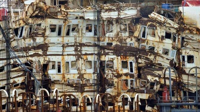 Nach mehr als drei Jahren vor der Insel Giglio: die traurigen Überreste der »Costa Concordia« im Hafen von Genua. Foto: Paolo