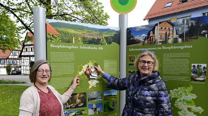 Gönningens Bezirksbürgermeisterin Christel Pahl (links) und Reutlingens Erste Bürgermeisterin Ulrike Hotz zeigen, wo's lang geht