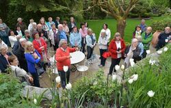 Mitten in seinem Element: Professor Roland Doschka führt die GEA-Leser durch die verschiedenen Garten-Ebenen.