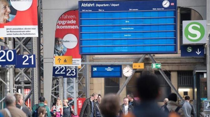 Infolge des weltweiten Hackerangriffs sind die Bildschirme mit Fahrplanhinweisen am Hauptbahnhof in Frankfurt am Main ausgefa