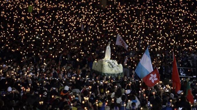 Die Marienstatue wird durch die Menge der Pilger getragen. Foto: Armando Franca/AP