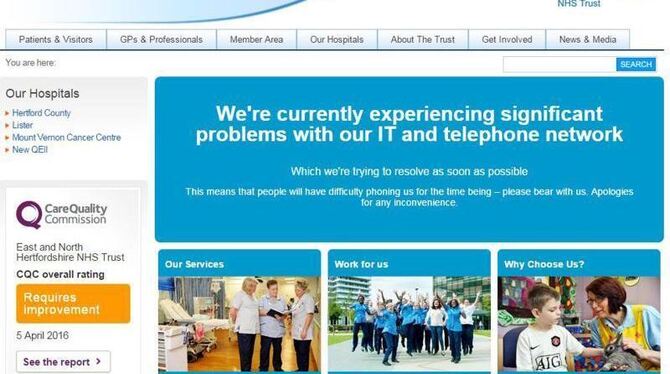 Auf dem Bildschirm eines Computers ist die Website des staatlichen, britischen Gesundheitsdienstes NHS zu sehen. Der NHS info