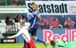 Leipzigs Timo Werner fällt nach einem angeblichen Foul von Schalkes Torwart Ralf Fährmann. Foto: Jan Woitas
