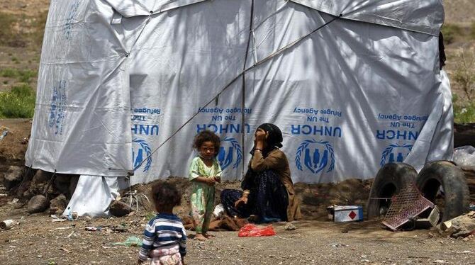 Geflüchtete vor einem UNICEF-Zelt.