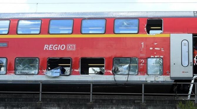 Der beschädigte Zug stoppte rund 300 Meter in Fahrtrichtung Norden hinter dem Bahnübergang. Foto: Holger Hollemann