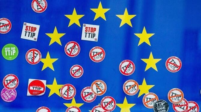 Auf einem Schild mit der Europa-Flagge am Gebäude der Europäischen Kommission in Brüssel kleben Protest-Aufkleber gegen die F