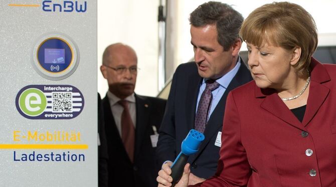 ARCHIV - Der Vorstandsvorsitzende der EnBW AG, Frank Mastiaux (M), erläutert Bundeskanzlerin Angela Merkel (CDU) am 27.05.2013 w