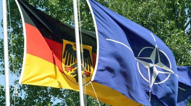 Die deutsche und die Nato-Fahne in der Kaserne in Wildflecken. Foto: Marcus Führer