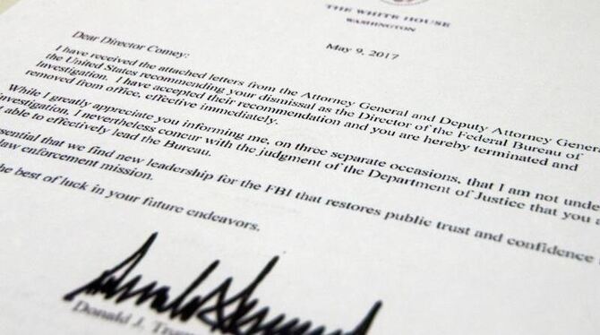 Das Entlassungsschreiben von US-Präsident Trump an den FBI-Direktor. Comey wurde von Trump fristlos entlassen. Foto: Jon Elsw