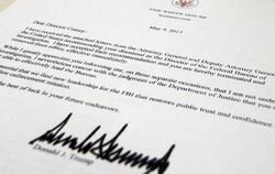 Das Entlassungsschreiben von US-Präsident Trump an den FBI-Direktor. Comey wurde von Trump fristlos entlassen. Foto: Jon Elsw