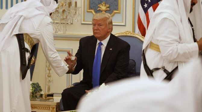 US-Präsident Trump wird bei der Zeremonie zur Übergabe der Abdulasis Al-Saud-Medaille im Königspalast Kaffee serviert. Foto: