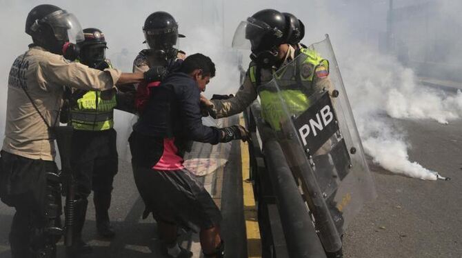 Venezolanische Sicherheitskräfte nehmen in Caracas einen Demonstranten fest. Im Laufe der seit Wochen andauernden Proteste wu