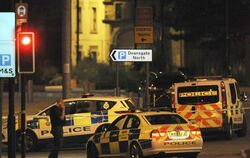Polizeifahrzeuge blockieren eine Straße in der Nähe der Manchester Arena. Foto: Rui Vieira