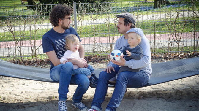 Zwei Väter mit ihren Kindern auf dem Spielplatz. Foto: Heidi Calabrice/Familienbildungsstätte Ulm/dpa